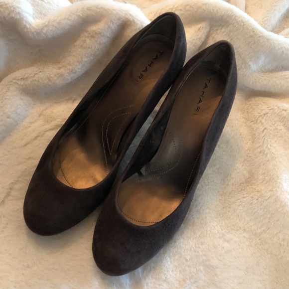 👠 TAHARI, BROWN SUEDE COLETTE PUMPS, SIZE 9 1/2 - Picture 2 of 10